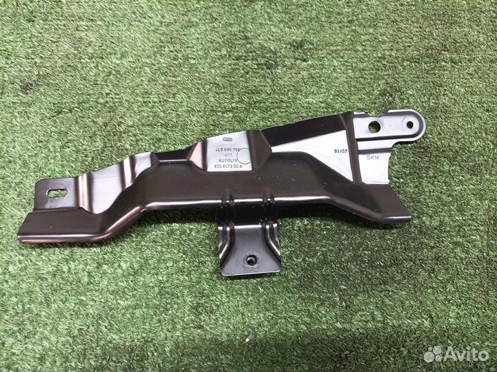 Кронштейн (сопут. товар) Audi Q7 2005