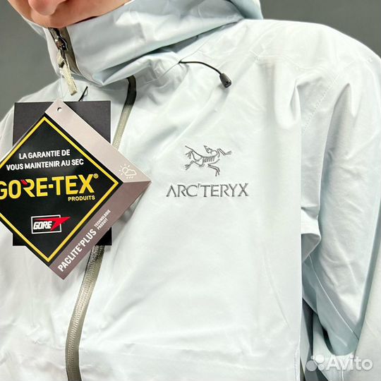 Голубая ветровка Arcteryx Beta LT