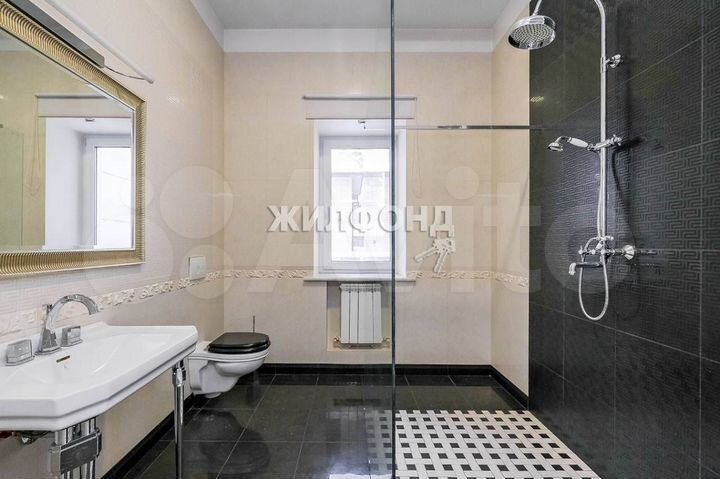 Коттедж 855 м² на участке 15 сот.