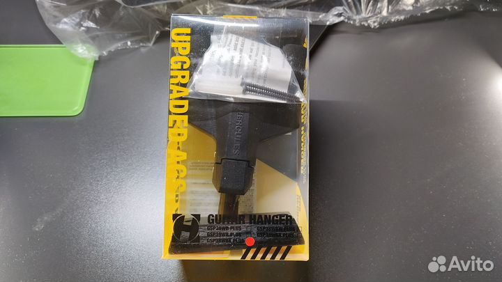 Крючок для гитары настенный Hercules GSP38WBK Plus