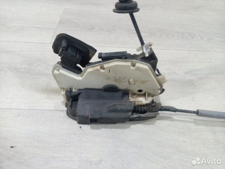 Замок двери задний правый Volkswagen Polo Sed