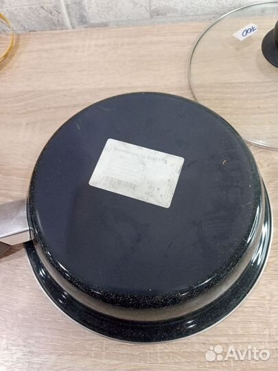 Сковорода с крышкой.Диам.20 см.Новая