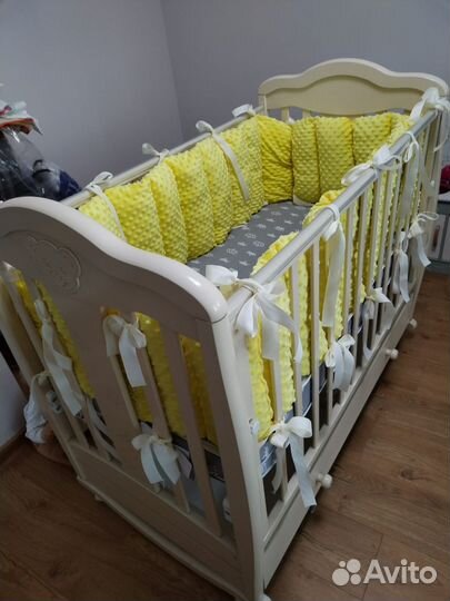 Детская кроватка с маятником