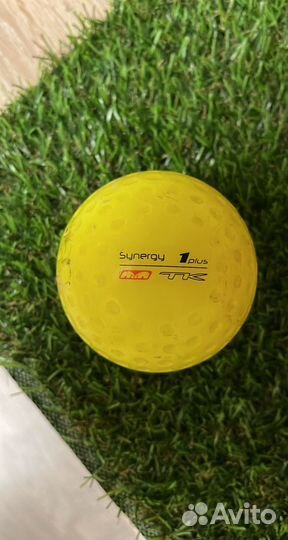 Клюшка и мяч для хоккея на траве