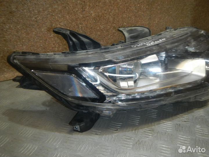Фара правая Mitsubishi Outlander