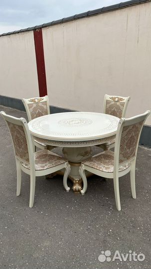 Стол и стулья