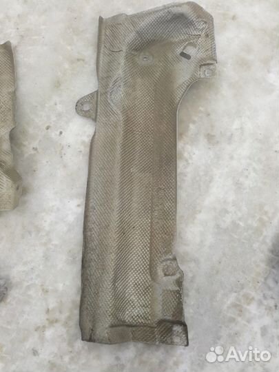 Защитный экран глушителя боковой левый на Mercedes