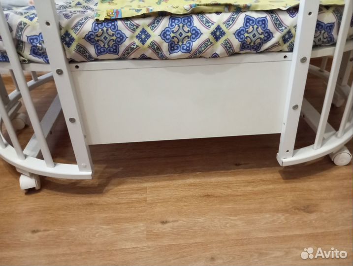 Детская кроватка с маятником