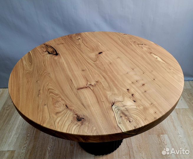 Круглый стол из массива карагача