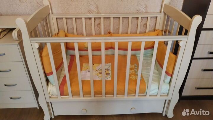 Детская кроватка и комод