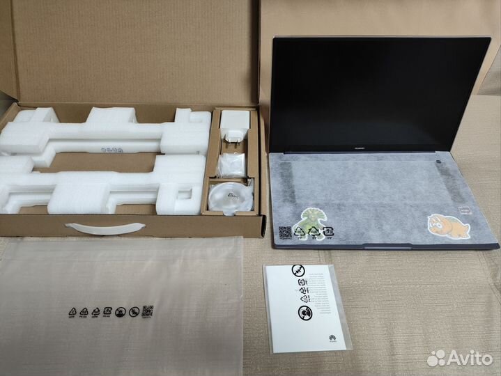 Ноут huawei MateBook d16 с динозавриками