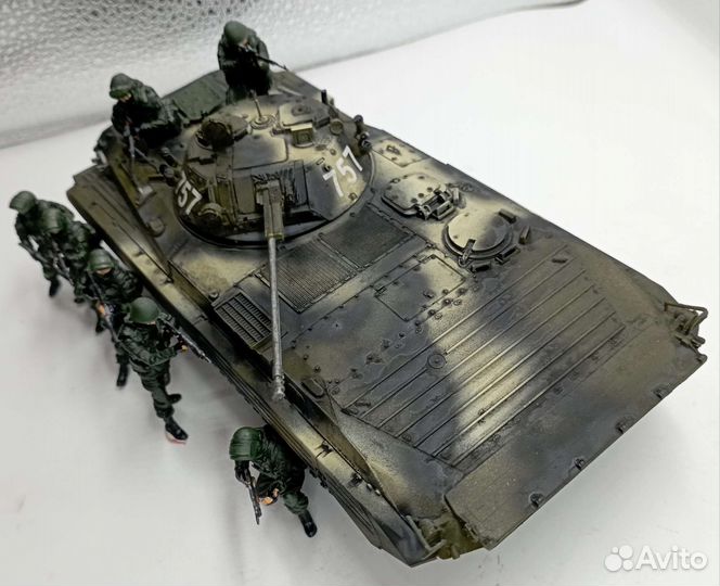 Модель бмп 2 с мотострелками в масштабе 1:35