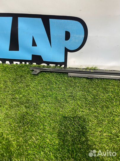 Молдинг стекла двери передней левой Ford Mustang