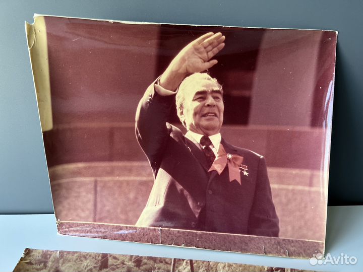 Фотографии, Л.И.Брежнев. С пионерами, На трибуне