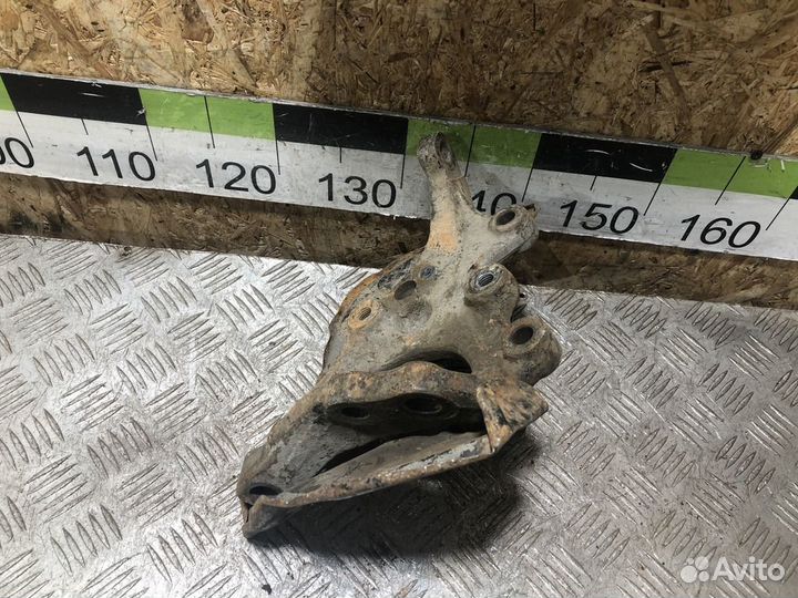 Кулак поворотный передний правый Clk 209