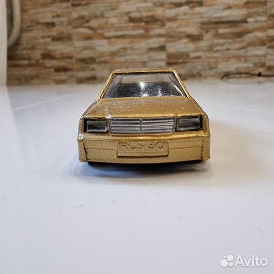 Mercedes E190 2.6 RCS30 Gold Hot Wheels 1:64