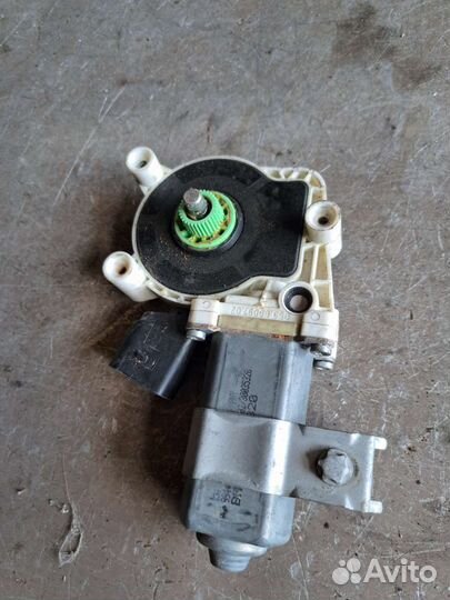 Мотор стеклоподъемника передний левый на BMW E60