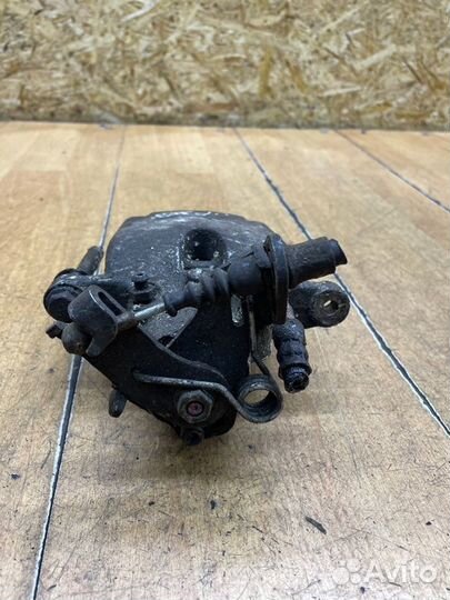 Тормозной суппорт задний правый Opel Insignia