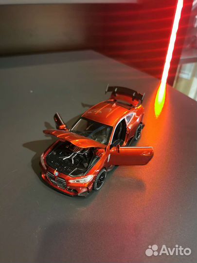 Модель BMW M4 1:32 разные цвета, энерционная