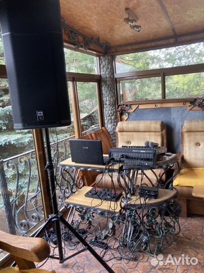 Диджей и звуковое оборудование