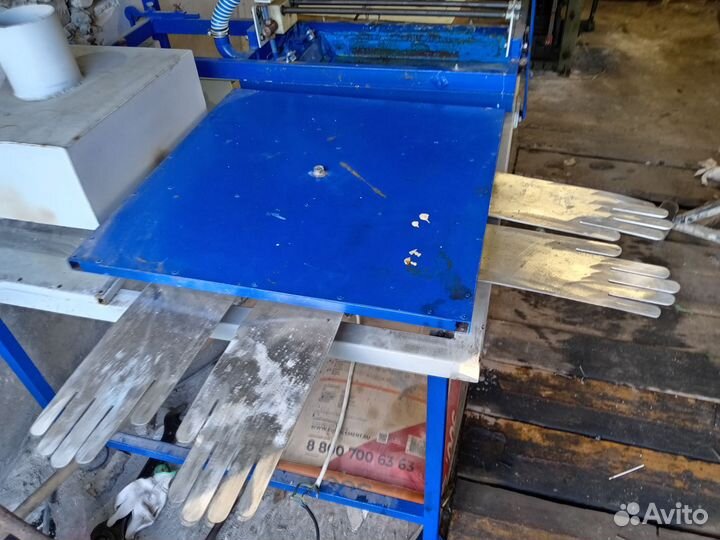 Станок ручной наносит пастизоль на перчатки