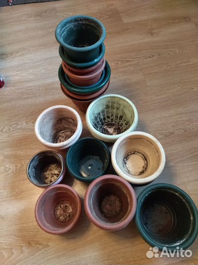 Большие пластиковые горшки разноцветные