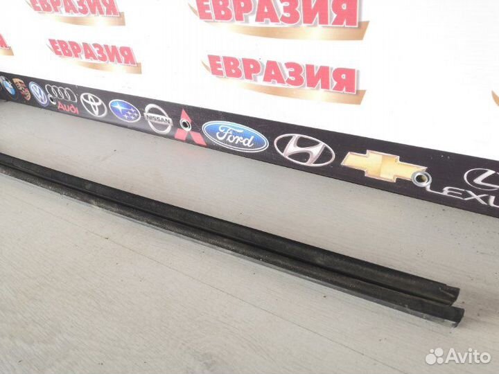 Молдинг стекла передний правый Skoda Octavia A5