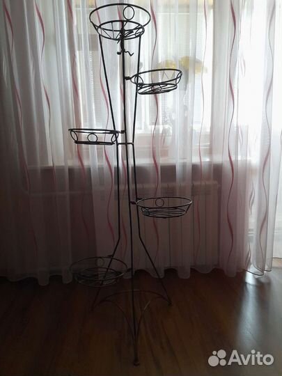 Подставка под цветы металлическая