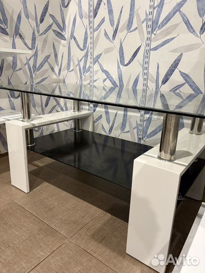 Стеклянный журнальный столик