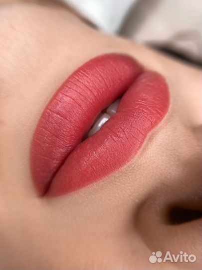 Модель на татуаж губ