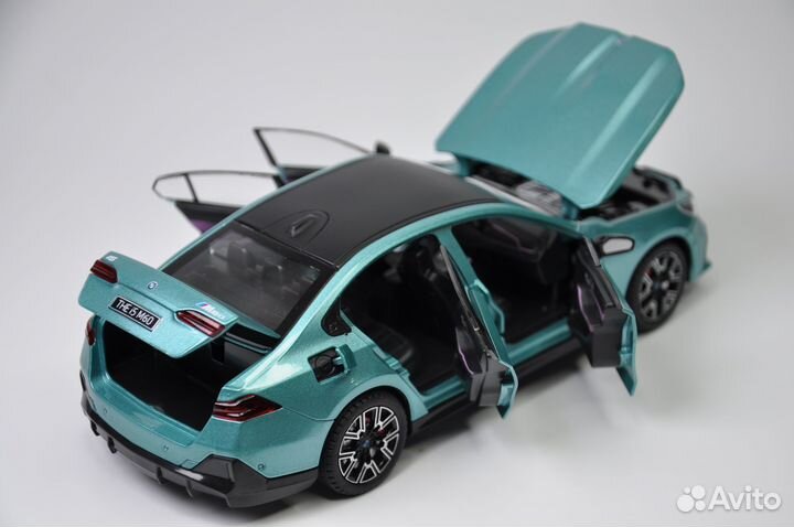 Модель авто BMW i5 M60 xDrive (G60) 1:24 металл