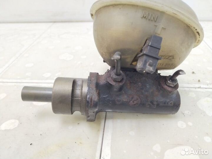 Главный тормозной цилиндр Audi 90 B3 NG 1989