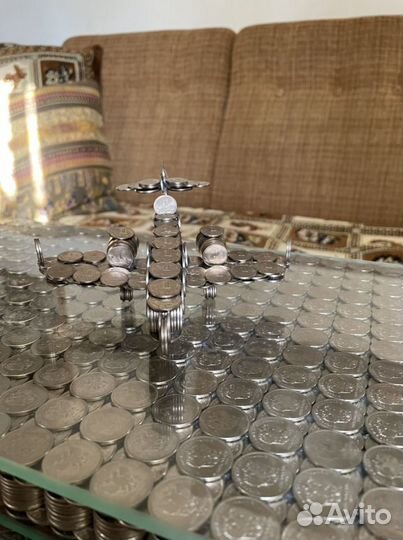 Самолёт сделанный из монет различных номиналов
