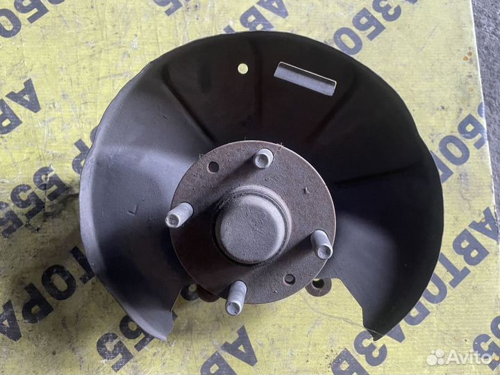 Кулак задний левый Kia Spectra