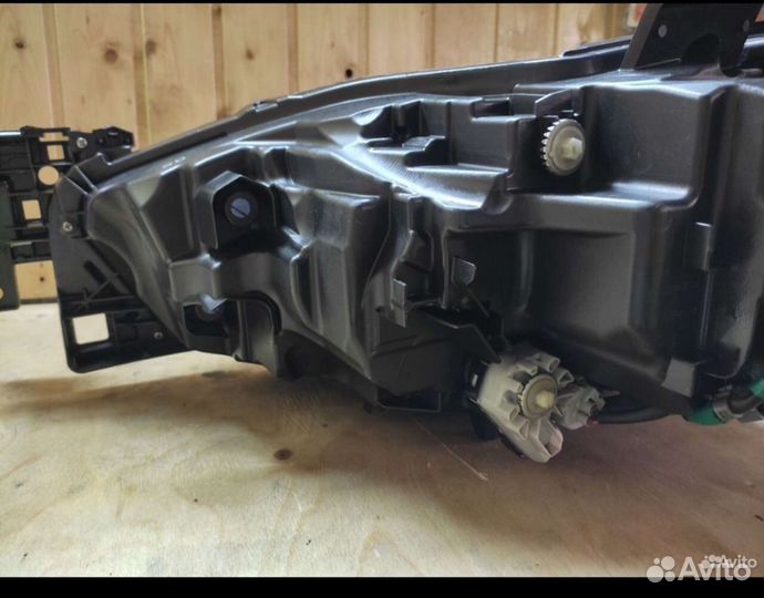 Передняя правая фара mazda 6 новая GSJ451031