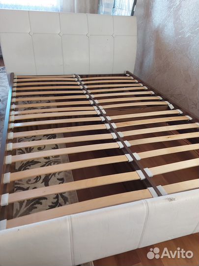 Продам двуспальную кровать