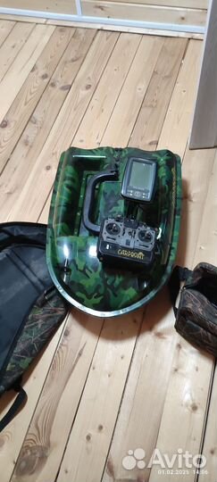 Прикормочный кораблик с эхолотом