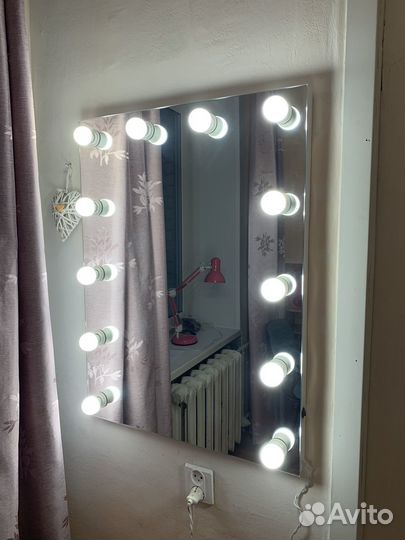 Гримерное зеркало с лампочками