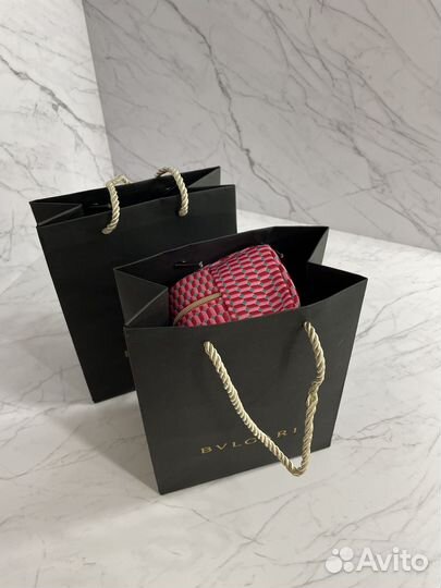 Косметичка bvlgari малинового цвета