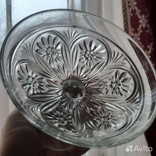 Старинное стекло вазы фруктовницы на ножке