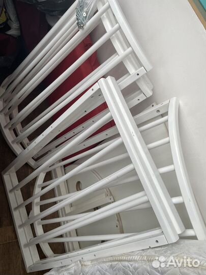 Детская кроватка с маятником