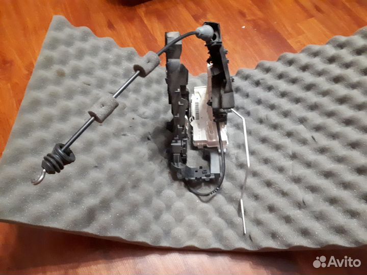 Замок двери передней левой Mercedes Benz