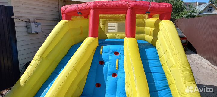 Надувной батут с горкой