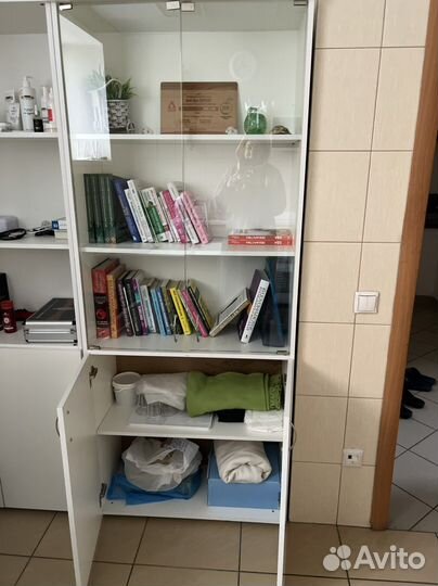 Стеллаж белый,стеклынные дверца