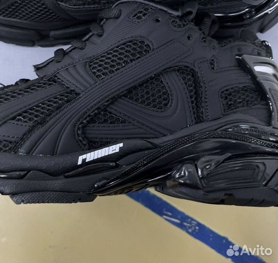 Кроссовки balenciaga runner 2 на руках