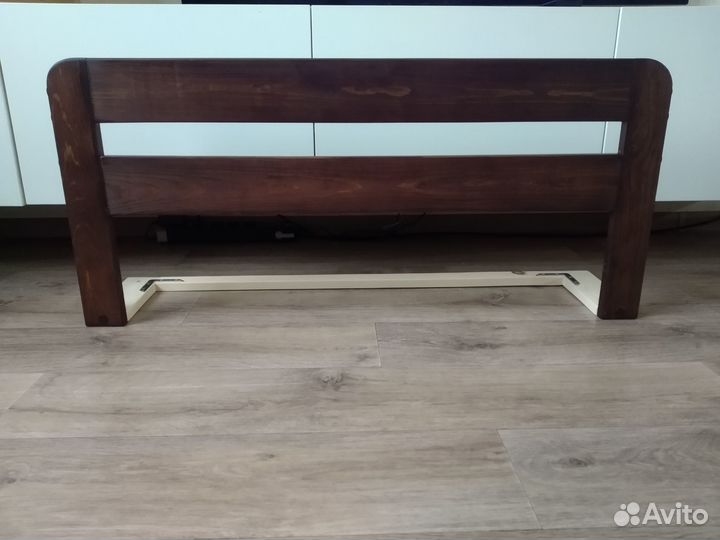 Бортик в кровать из массива дерева