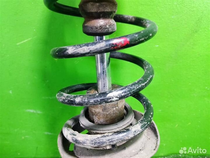 Стойка амортизатора передняя правая Honda Civic 4