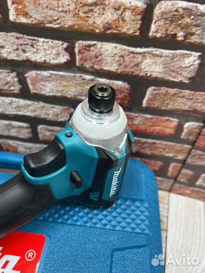 Винтоверт makita 18-v в кейсе с набором