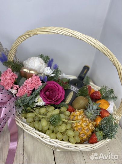 Подарочная корзина со свежими цветами