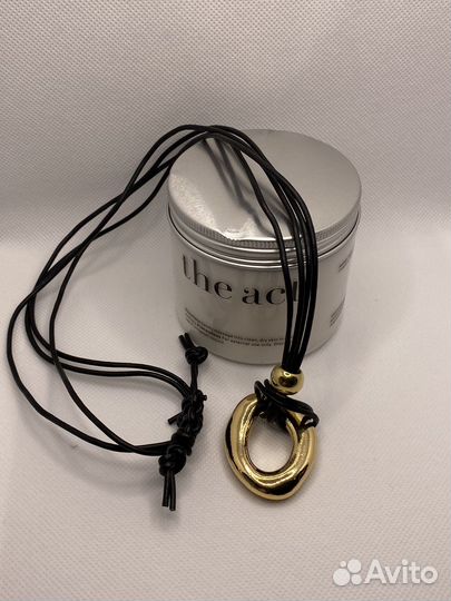 Колье на кожаном шнурке с подвеской кулоном